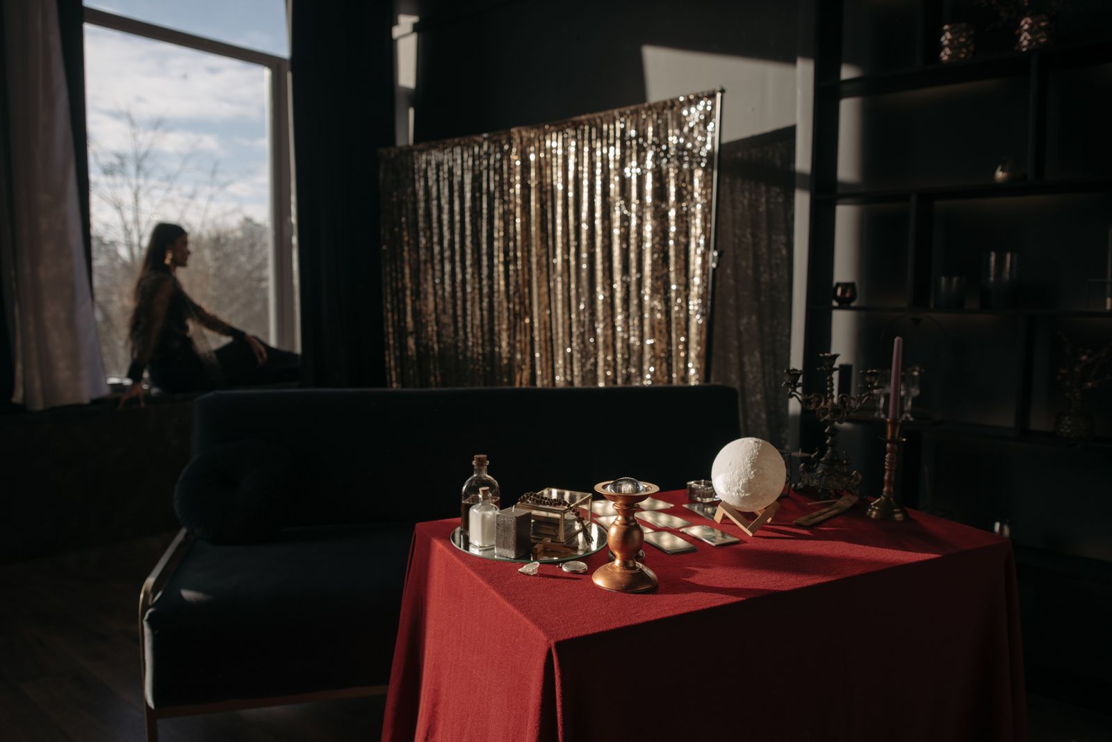 Mesa de consulta espiritual com bola de cristal num ambiente escuro
