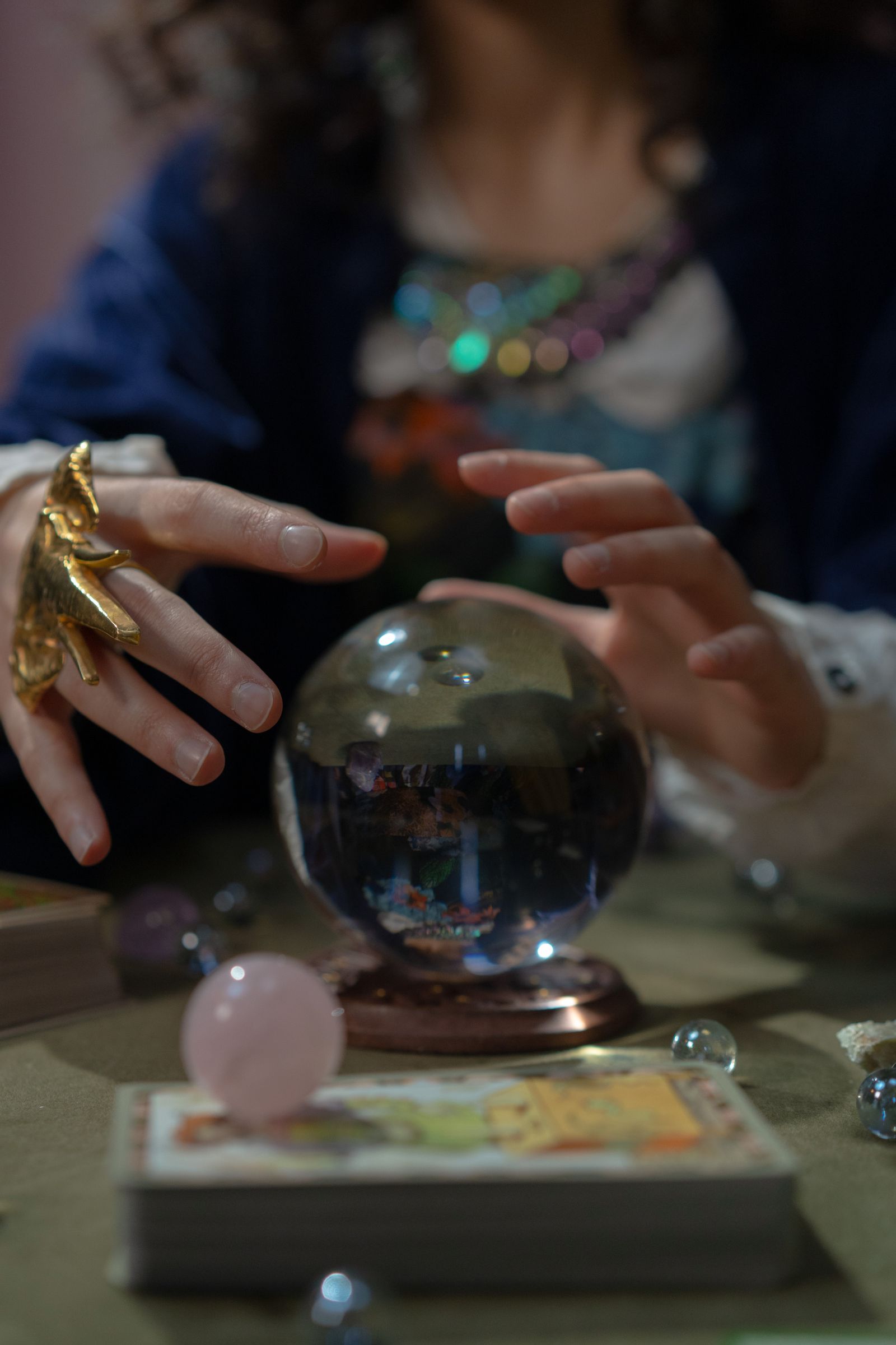 Mãos concentradas sobre uma bola de cristal
